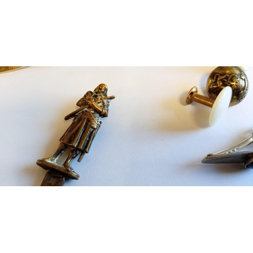 27 - Small selection of collectables to include letter openers, Tirol cufflinks, badges etc