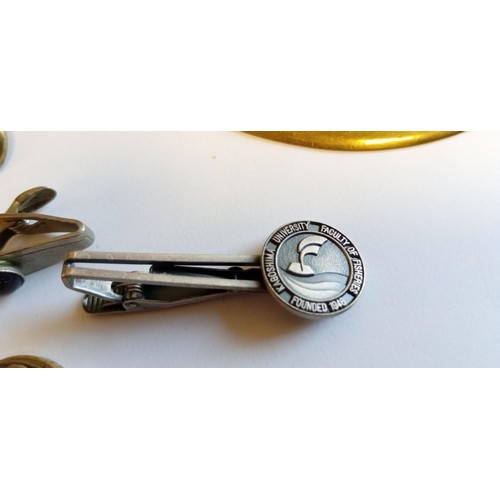 27 - Small selection of collectables to include letter openers, Tirol cufflinks, badges etc