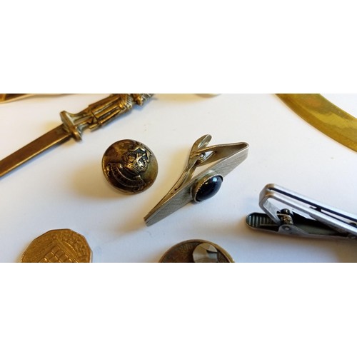 27 - Small selection of collectables to include letter openers, Tirol cufflinks, badges etc