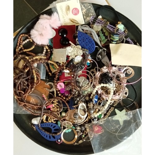 81 - Selection of costume fashion jewellery