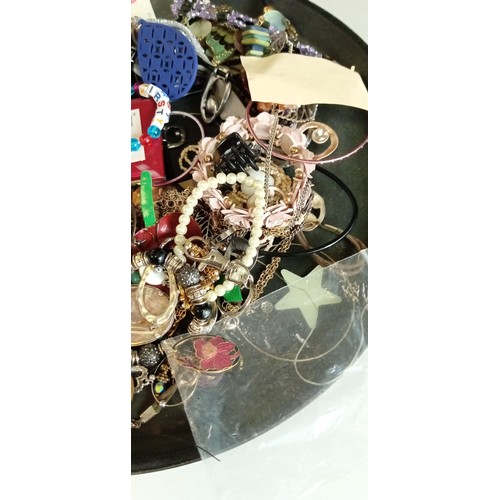 81 - Selection of costume fashion jewellery