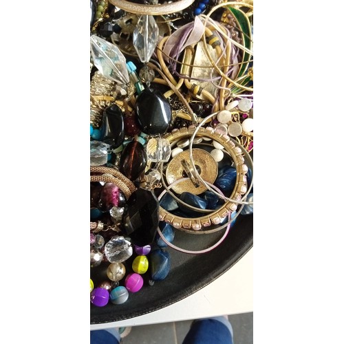 84 - Selection of costume fashion jewellery