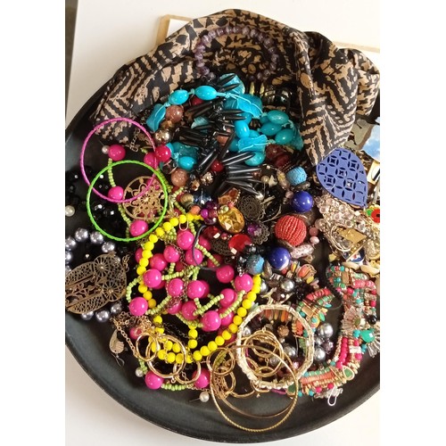 85 - Selection of costume fashion jewellery