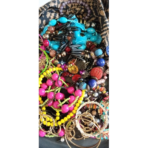 85 - Selection of costume fashion jewellery