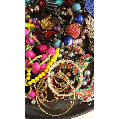 85 - Selection of costume fashion jewellery