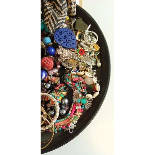 85 - Selection of costume fashion jewellery