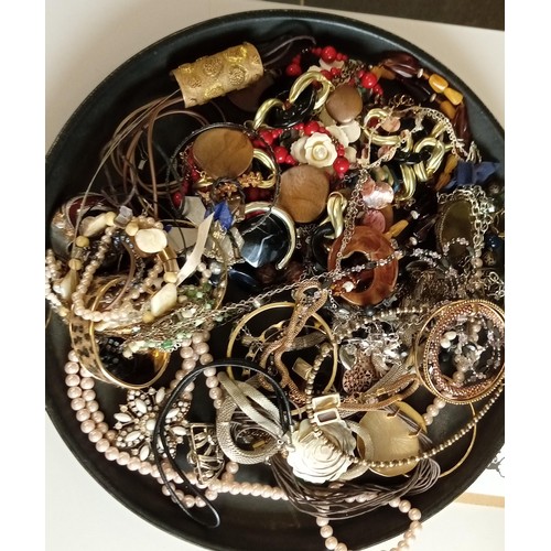 86 - Selection of costume fashion jewellery