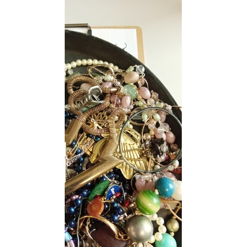 87 - Selection of costume fashion jewellery