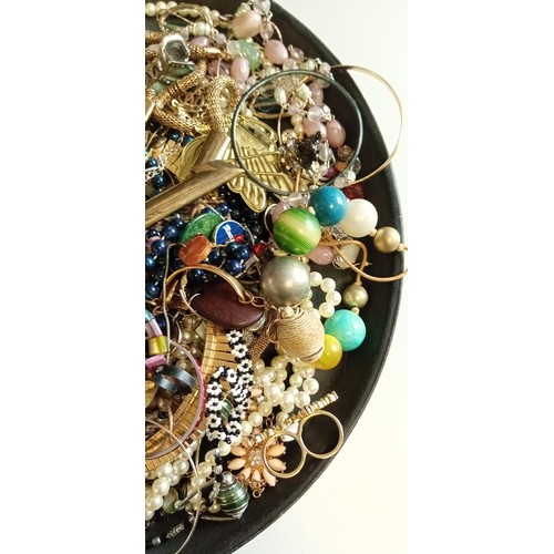 87 - Selection of costume fashion jewellery