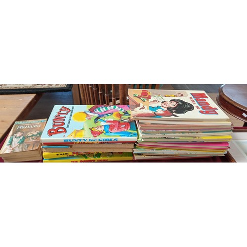 292 - Selection of vintage annuals and books