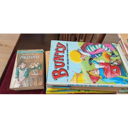 292 - Selection of vintage annuals and books