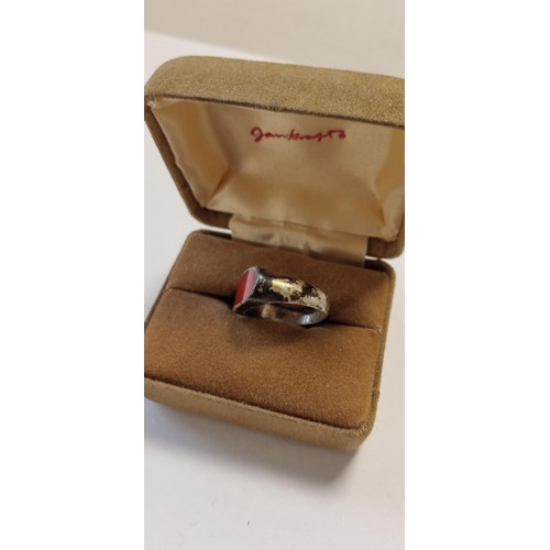 6 - Vintage pinky ring 925 silver with red stone in vintage box