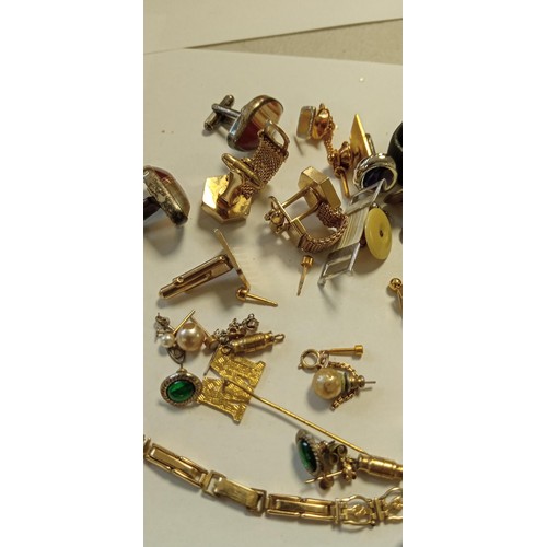 33 - Small selection jewellery as found in a house clearance unchecked