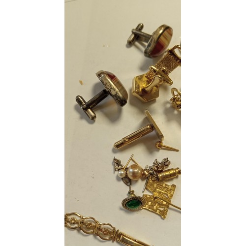 33 - Small selection jewellery as found in a house clearance unchecked