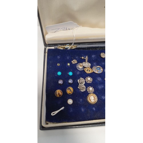 39 - Earring jewellery box with a selection of earrings