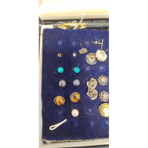 39 - Earring jewellery box with a selection of earrings