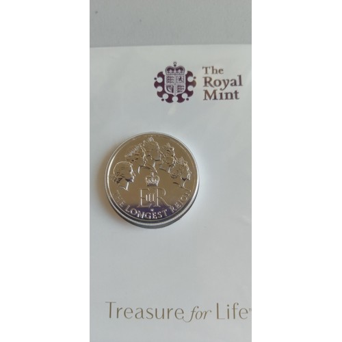 52 - £20 collectable coin The Longest Reigning Monarch 2015