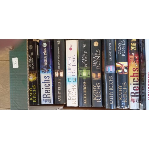 251 - Kathy Reichs Collection: Around 23 mixed hardback and paperback books, including some first editions... 