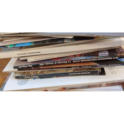 510 - A large quantity of art gallery and exhibition brochures, mainly from the 1970s to 1990s.