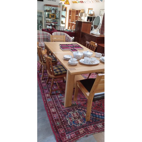 527 - Extendable dining/ kitchen light oak table with 6 chairs can seat 8 comfortably