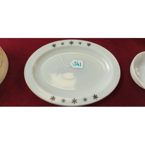 541 - Pyrex tableware Snowflake Gaiety dinner set pieces