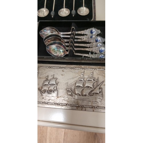 89 - Selection of cutlery sets to include tea spoons and butter knives