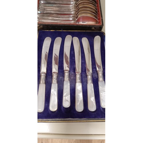 89 - Selection of cutlery sets to include tea spoons and butter knives