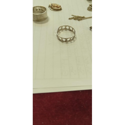 99 - Selection of mainly silver jewellery