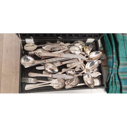 369 - Small kist, , blanket and cutlery ( not table )