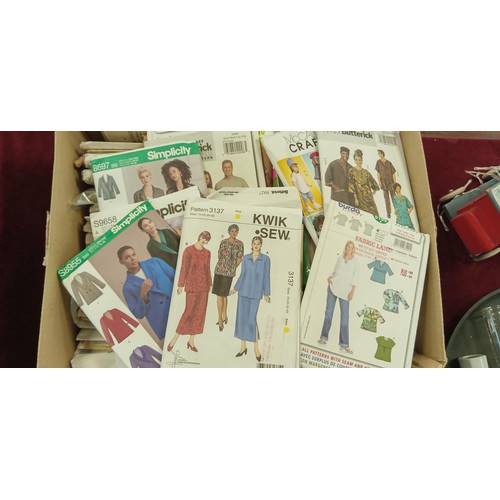 390 - Good selection of vintage sewing patterns