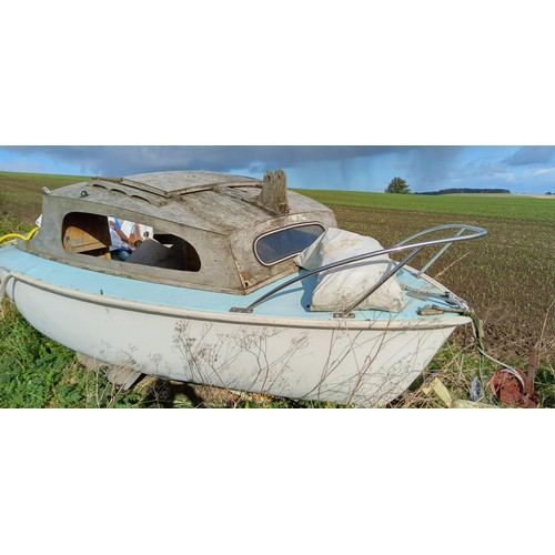 52 - Boat on trailer, comes with mast, seats etc is water tight as its full of water 10% COMMISSION ON TH... 