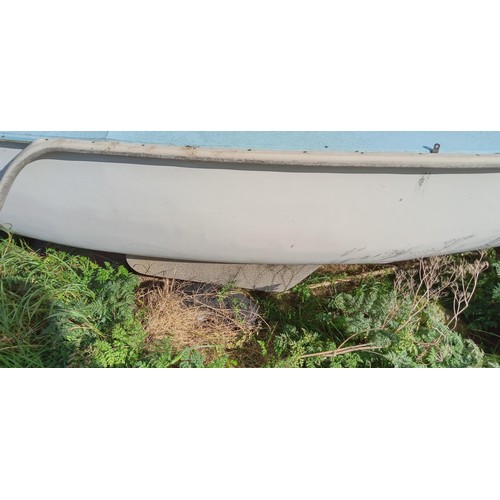 52 - Boat on trailer, comes with mast, seats etc is water tight as its full of water 10% COMMISSION ON TH... 