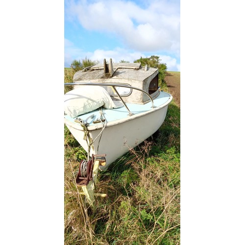 52 - Boat on trailer, comes with mast, seats etc is water tight as its full of water 10% COMMISSION ON TH... 