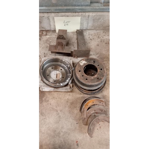 69 - Land Rover out riggers, wheel hubs and brake shoes