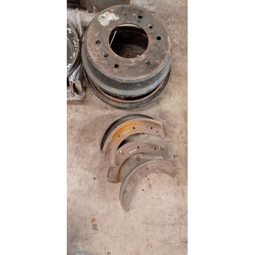 69 - Land Rover out riggers, wheel hubs and brake shoes