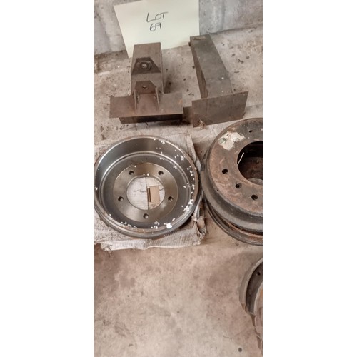 69 - Land Rover out riggers, wheel hubs and brake shoes