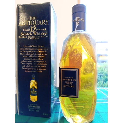 11 - The Antiquary whisky 75cl 40 Vol