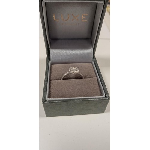 100 - 18ct white gold hallmarked 750 diamond ring