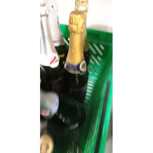 212 - Basket of 8 sparkling wine & Champagne