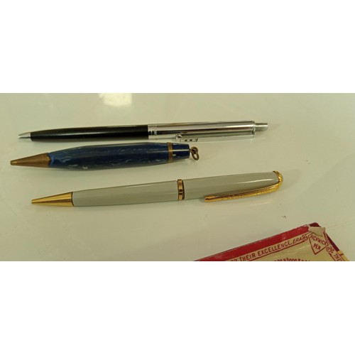 265 - Selection of vintage pens to include PaperMate, Queensway, Vis Pen and more