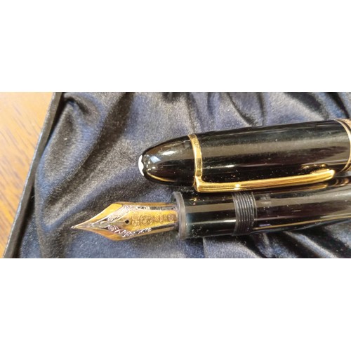 90 - Mont Blanc 149 18 carat gold nib Meisterstuck no 149 fountain pen in original presentation case with... 