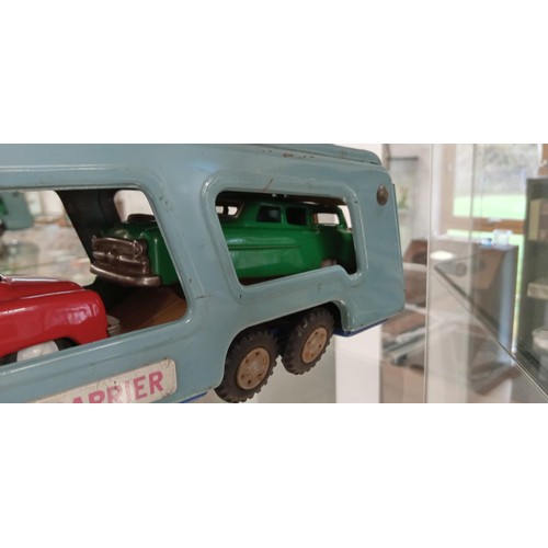 102 - Vintage tin truck car transporter/ automobile carrier truck made in Japan with cars