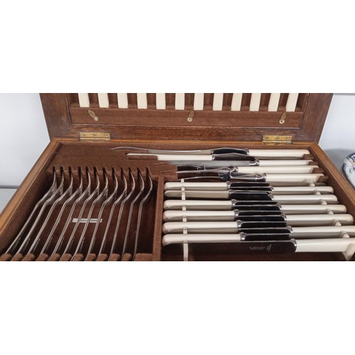 176 - Boxed canteen of cutlery