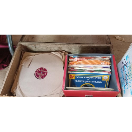 306 - Vintage case and selection of LP's and singles