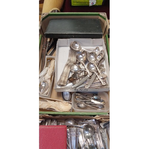 324 - Large selection of vintage cutlery