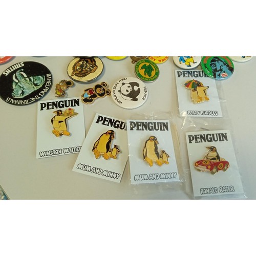 23 - Selection of vintage badges to include penguins and other animals