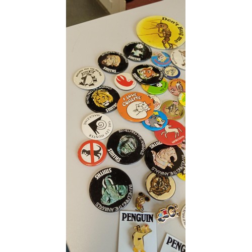 23 - Selection of vintage badges to include penguins and other animals