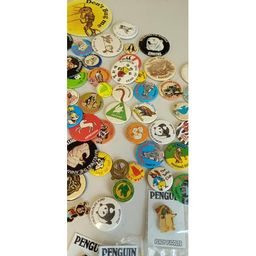 23 - Selection of vintage badges to include penguins and other animals