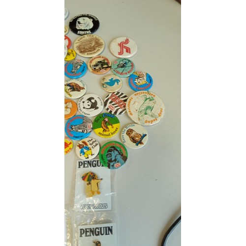 23 - Selection of vintage badges to include penguins and other animals