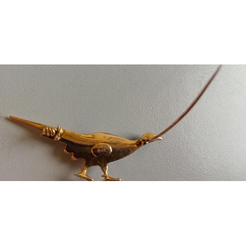 25 - 15 carat gold stamped pheasant brooch weighs 4g approx.